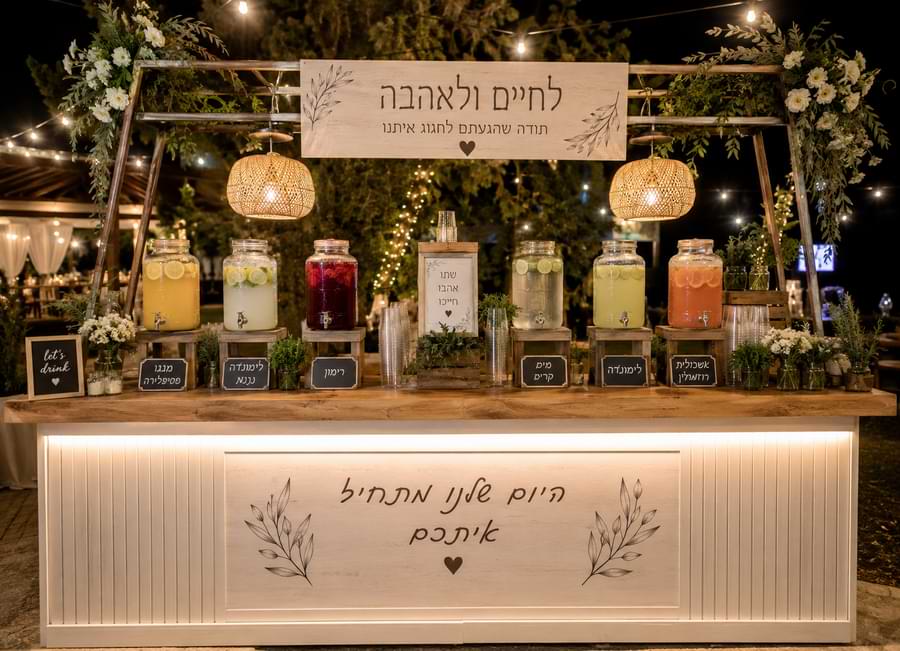 עמדה של משקאות בקבלת פנים באירוע